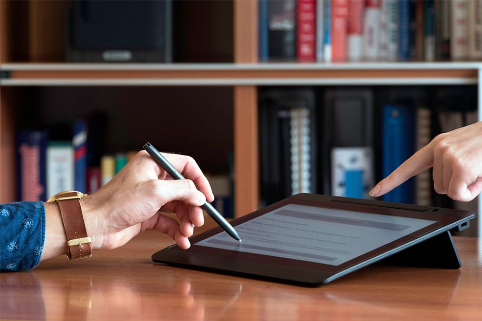 Personen bedienen Tablet